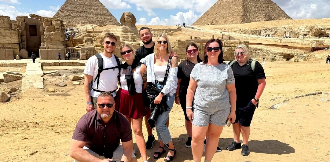 Unsere Gäste bei den Pyramiden von Gizeh durch Ausflüge Hurghada nach Kairo auf deutsch