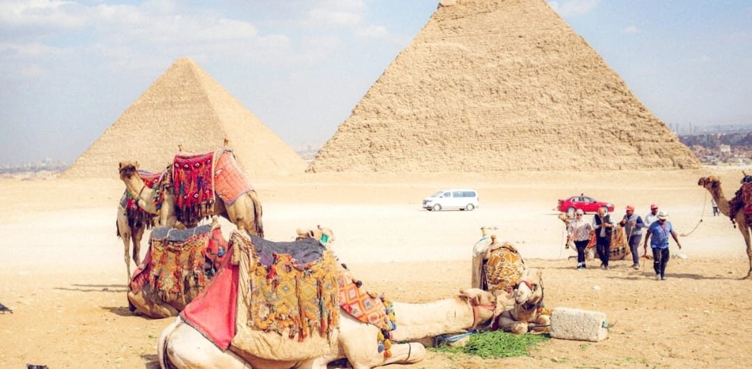 Pyramiden von Gizeh in Ägypten mit Touristen – Beispiel für Ausflüge Ägypten vorher buchen oder vor Ort bei Kairo Tagesausflug