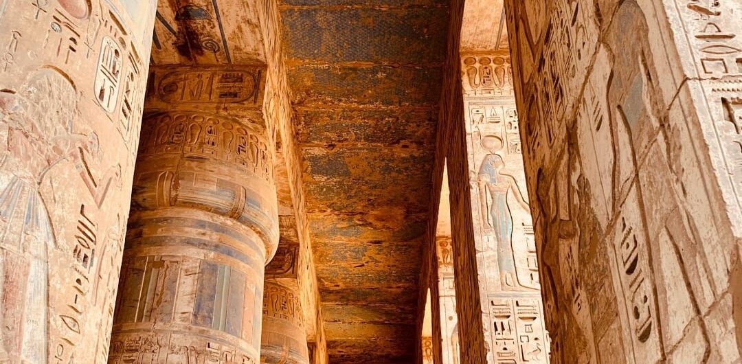 Medinet Habu Tempel Säulen in Luxor – beeindruckende Architektur einer der wichtigsten Luxor Sehenswürdigkeiten