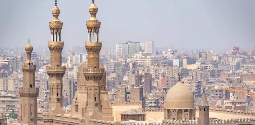 Tagesausflug von Safaga nach Kairo – historische Moschee mit Minarett in der Altstadt von Kairo durch Ausflüge ab Safaga nach Kairo