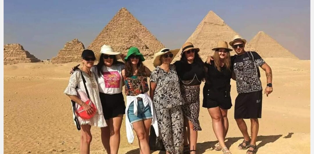 Gäste von Marsa Alam Reisen vor den Pyramiden von Gizeh bei einer Ägypten Tour – Hurghada Ausflüge buchen