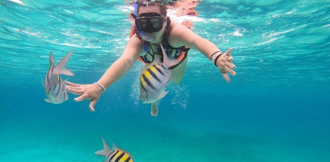 Eine Kundin vom Marsa Alam Reisen genießt das Schnorcheln in Marsa Mubarak.Einer der schönsten Schnorchelausflüge in Marsa Alam
