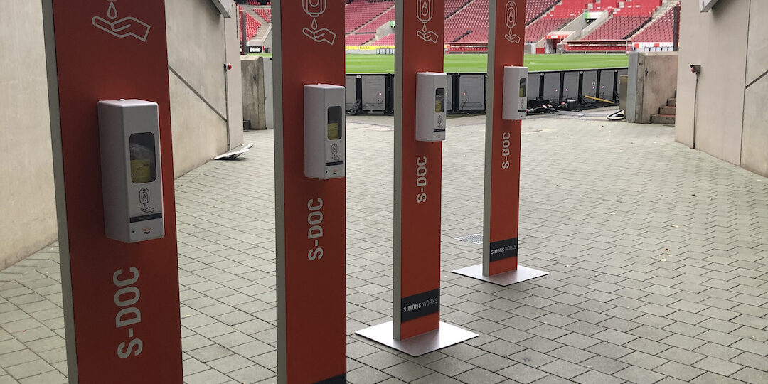 S-DOC Desinfektionssäule mit kontaktloser Handdesinfektion Simons Works beim DFB UEFA Fussball Stadion Rhein Energie