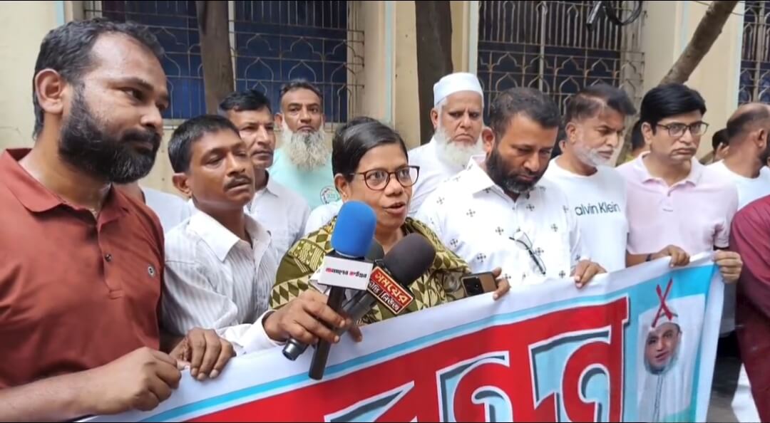 ​জিনজিরা পীর মোহাম্মদ গার্লস স্কুল পরিচালনা কমিটি নিয়ে বিতর্ক, স্থানীয়দের মানববন্ধন