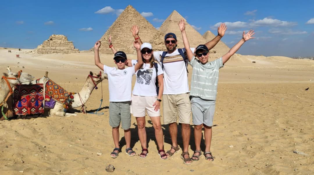 Gäste beim Ausflug von Marsa Alam nach Kairo mit Flug vor den drei Pyramiden von Gizeh
