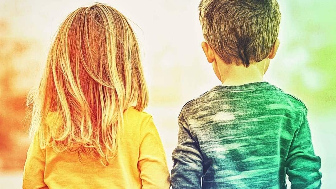 Geschwisterstreit, junge und mädchen von hinten