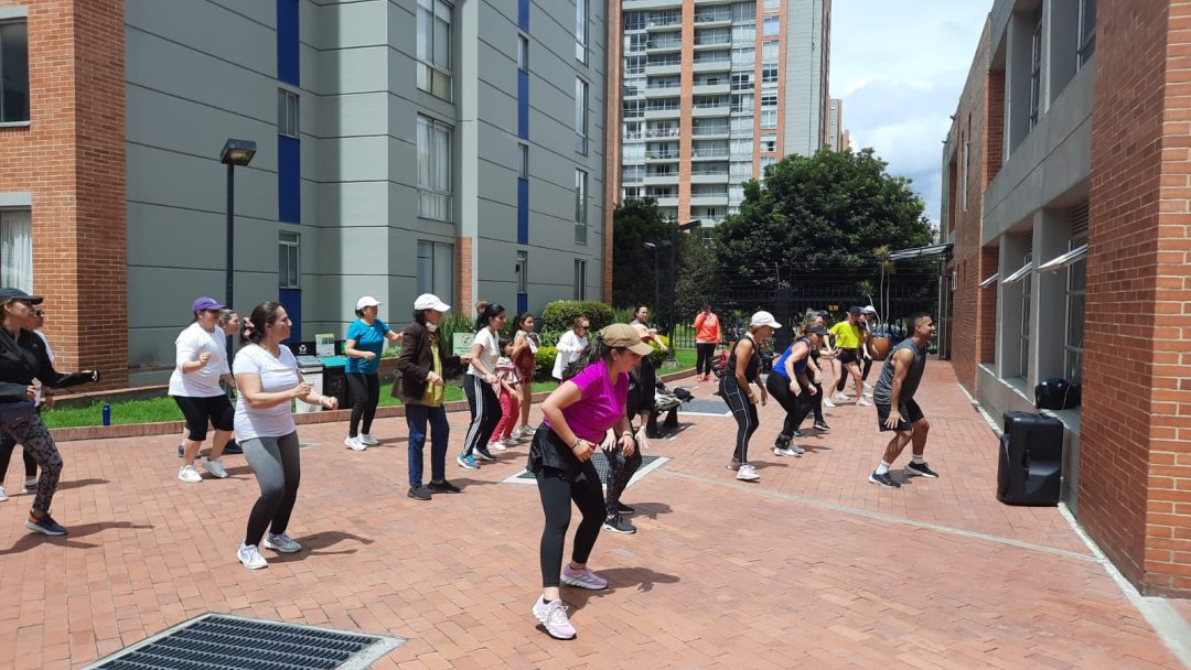Empleados realizando pausas activas en la oficina