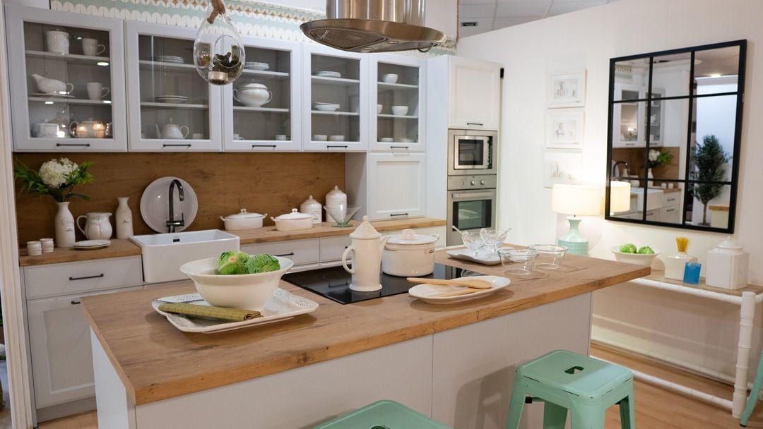cocina blanca y madera