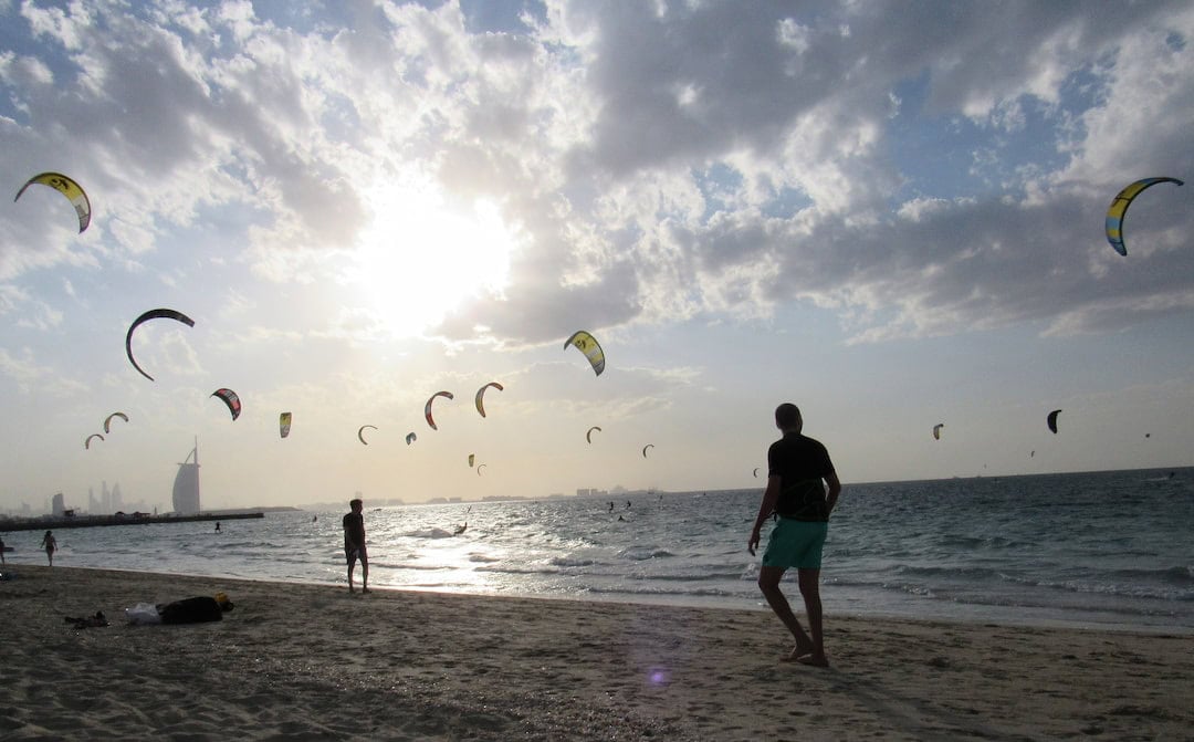 Jede Menge Kite Surfer beim Kite Beach Dubai