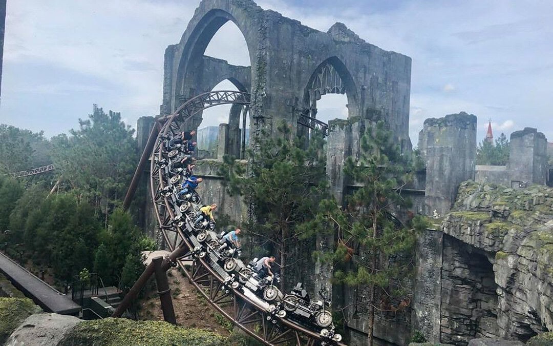 Montanha-russa do Hagrid, em Orlando, supreende até na fila.