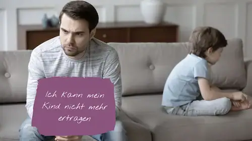 Vater sitzt erschöpft auf Sofa, hält Schild mit Text 'Ich kann mein Kind nicht mehr ertragen', Kind sitzt abgewandt im Hintergrund