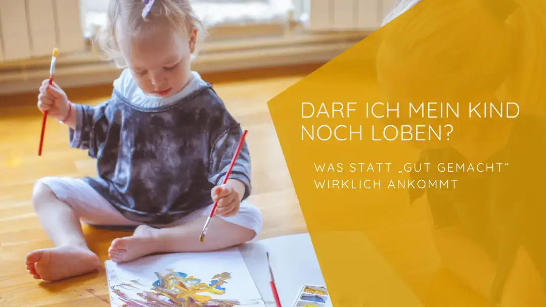 Kleinkind malt Bild, Mutter schaut zu. Darf ich mein Kind noch loben?
