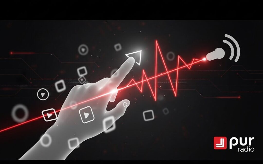 Webradio Marketing Strategie – Stilisierte Hand zeigt nach oben (Wachstum) umgeben von Social-Media-Icons. Eine rote Lichtspur verbindet sie mit einem Mikrofon. Symbolisiert Hörerzahlen-Ausbau.