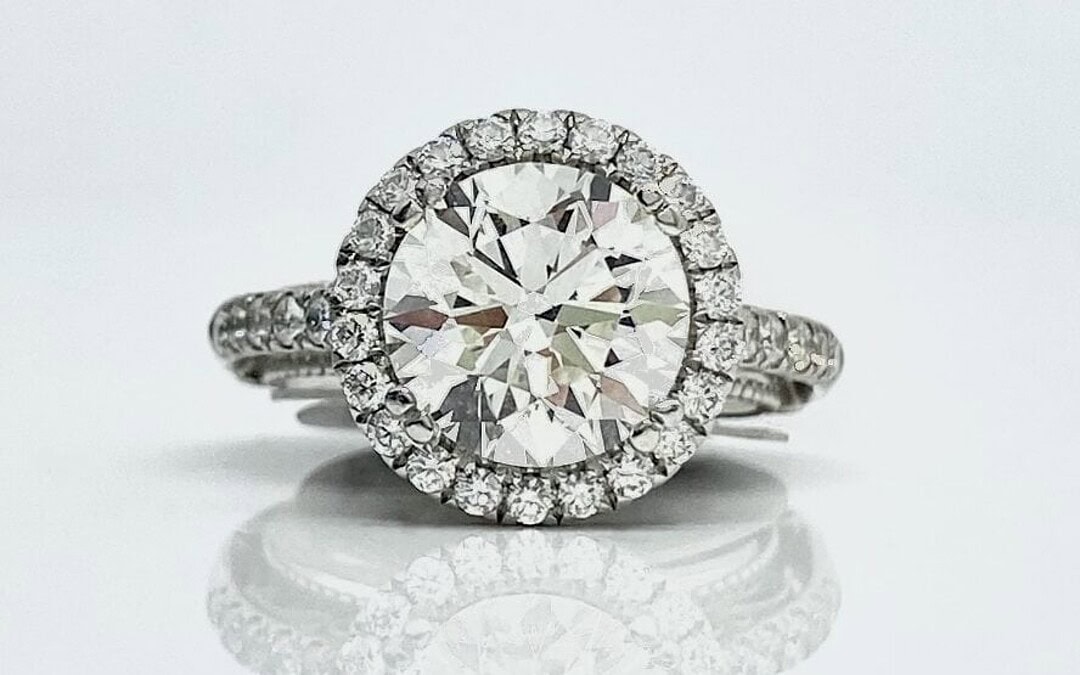 Moissanite vs. Diamond: Which Is the Best Choice for Your Engagement Ring?