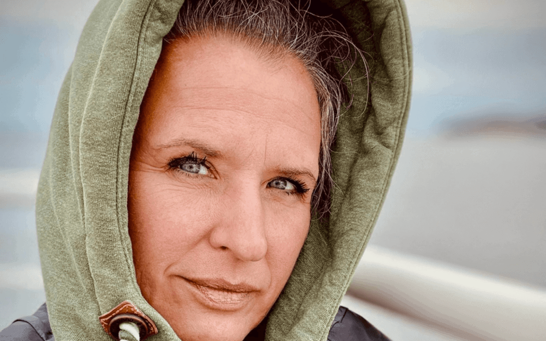 Claudia Ludloff mit grünem Hoody blickt in die Kamera