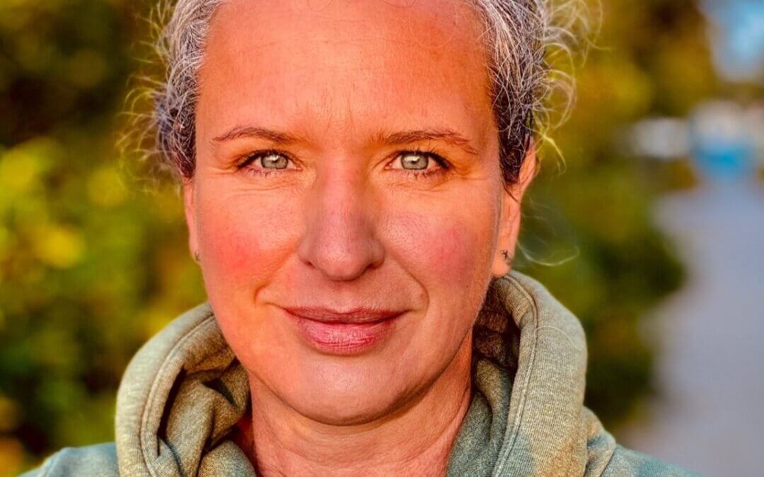 Claudia Ludloff im Morgenlicht – zeig dich echt - authentisches Porträt mit direktem Blick, natürliche Wirkung, warmes Licht