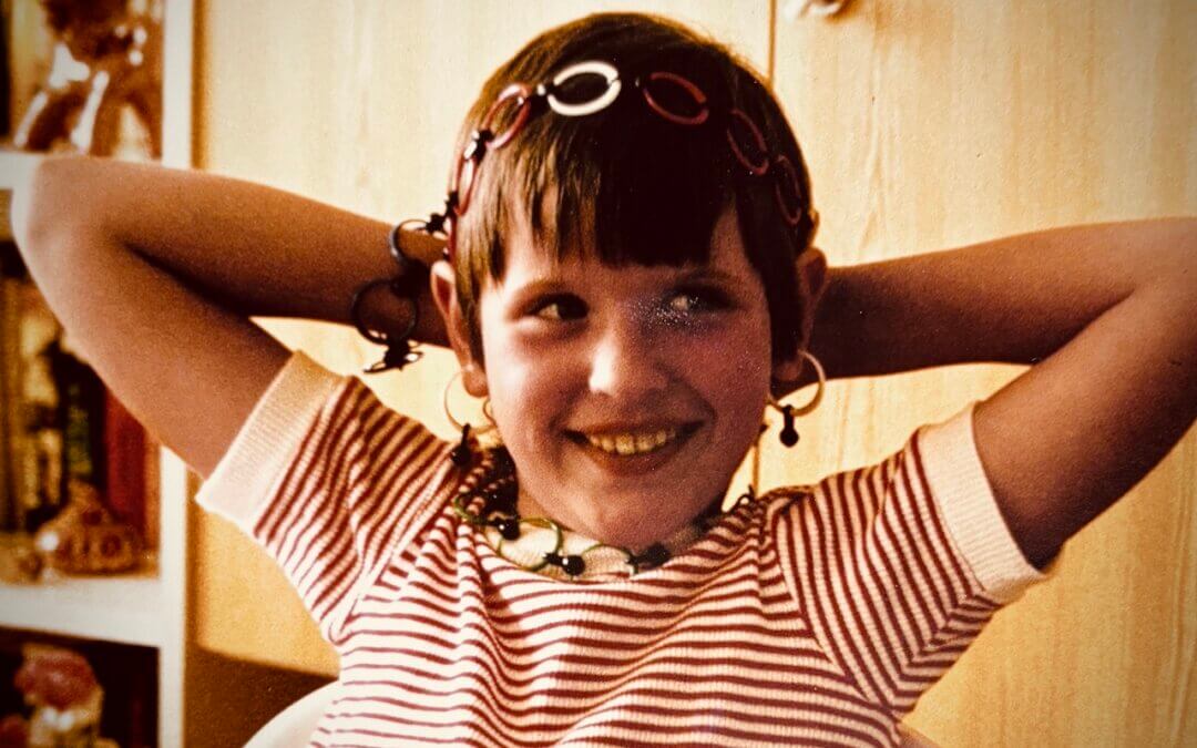 Claudia Ludloff als lachendes Mädchen mit kurzen dunklen Haaren – Symbolbild für meinen Weg mein inneres Kind zu heilen.