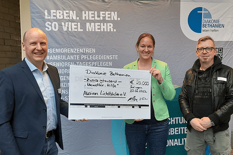 Mitarbeitende spenden Überstunden: 20.000 Euro für die Opfer der Jahrhundertflut 2021
