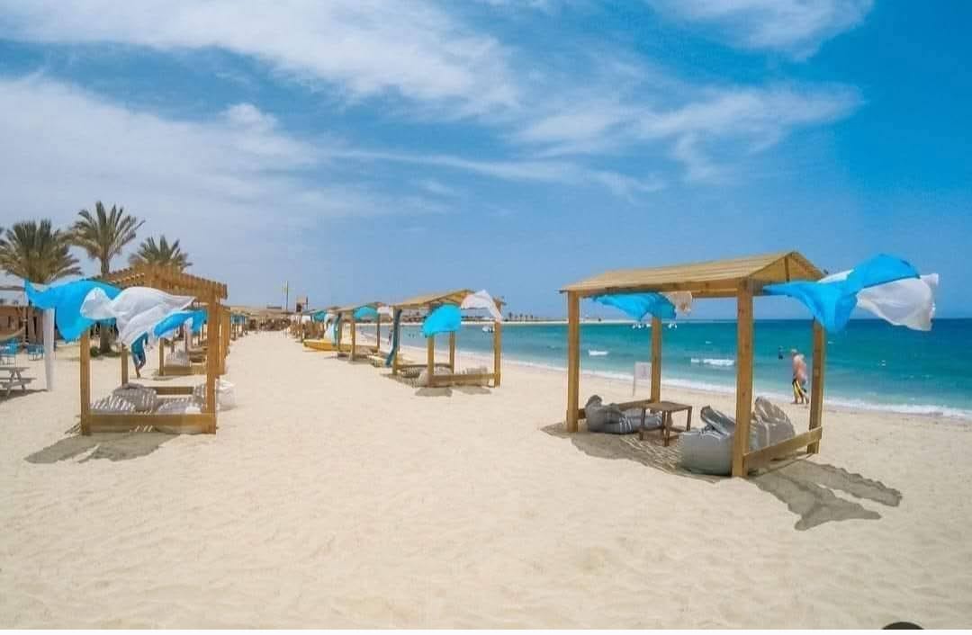 Feiner Sandstrand in der Abu Dabbab Bucht – perfekter Startpunkt für den Abu Dabab Schildkröten Ausflug ab Marsa Alam.