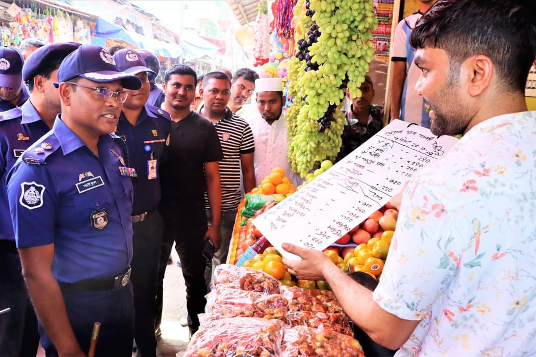 ভোলায় পবিত্র রমজান উপলক্ষে দ্রব্যমুল্য নিয়ন্ত্রনে রাখতে পুলিশ সুপারের বাজার মনিটরিং