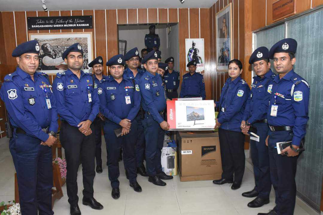 শেরপুর জেলা পুলিশের বিভিন্ন ইউনিটে নতুন কম্পিউটার ও ফটোকপি মেশিন হস্তান্তর