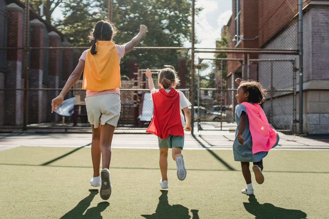 Erste Hilfe Kinderkurs Mainz-Kostheim. Kinder mit Superheldenumhang auf Sportplatz. Erste Hilfe Kinderkurs Mainz-Kostheim. Kinder mit Superheldenumhang auf Sportplatz..