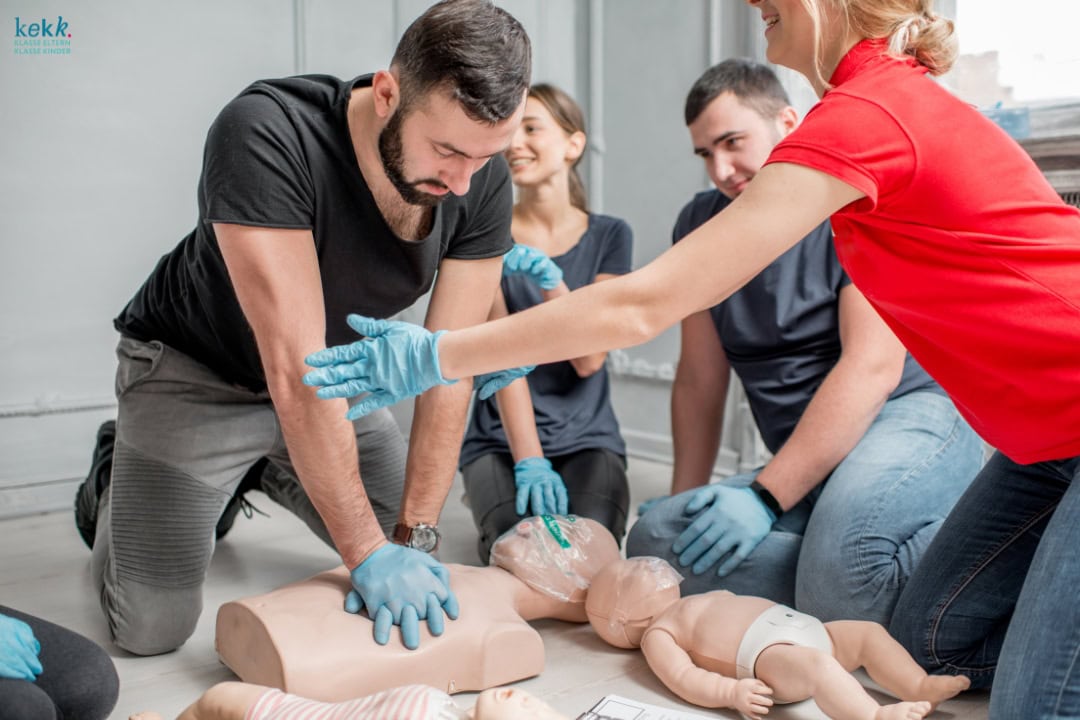 Erste Hilfe für Eltern Mainz-Kostheim. Reanimationstraining mit Puppen. Erste Hilfe für Eltern Mainz-Kostheim. Reanimationstraining mit Puppen.