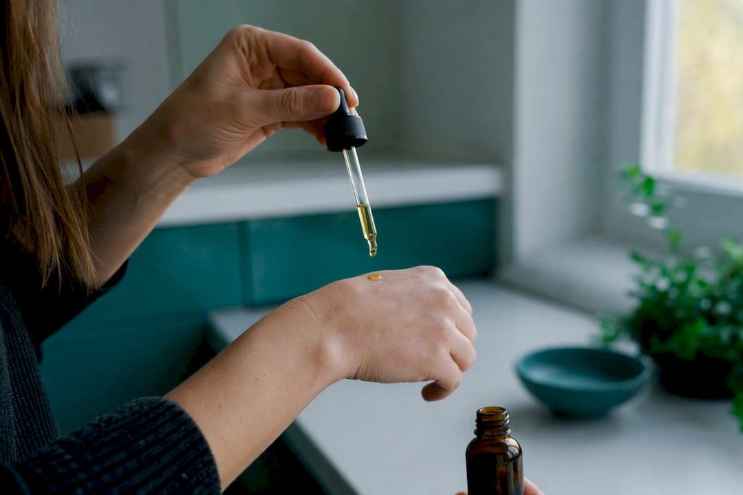 Personne utilisant de l'huile de CBD pour calmer la douleur
