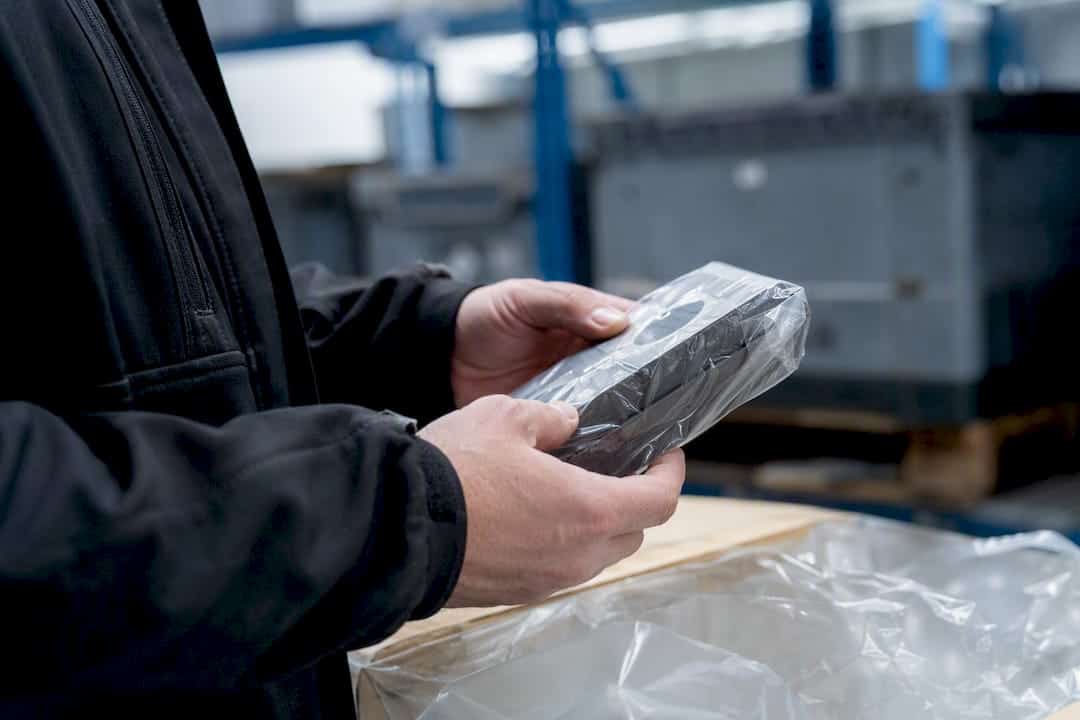 Hände prüfen sorgfältig das Paketschild