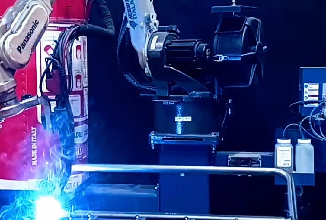 Célula de soldadura robotizada soldando una pieza de chapa