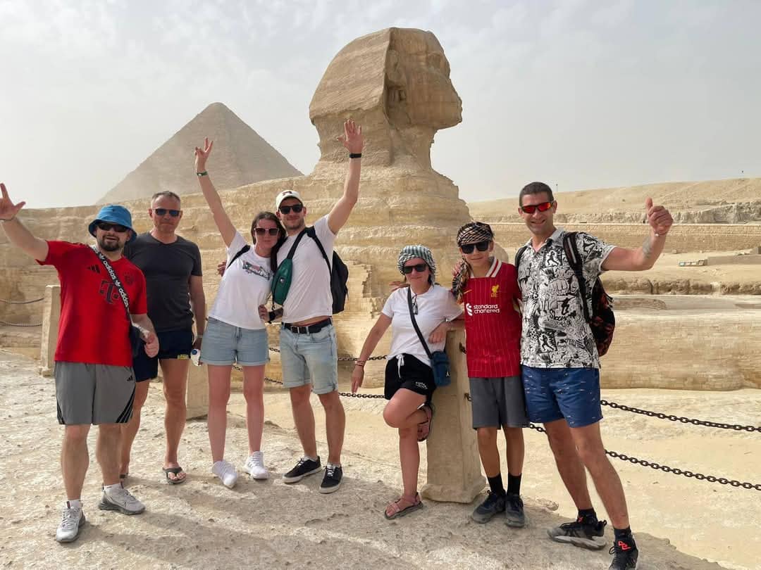 Deutsche Touristen genießen ihre Zeit bei Ausflüge von Hurghada zu den Pyramiden – ab Makadi Bay