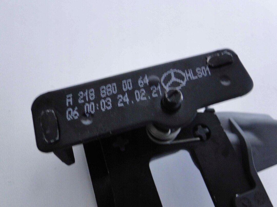 MERCEDES C KLASA W206 206 RYGIEL ŚRODKOWY MASKI - obrazek 4