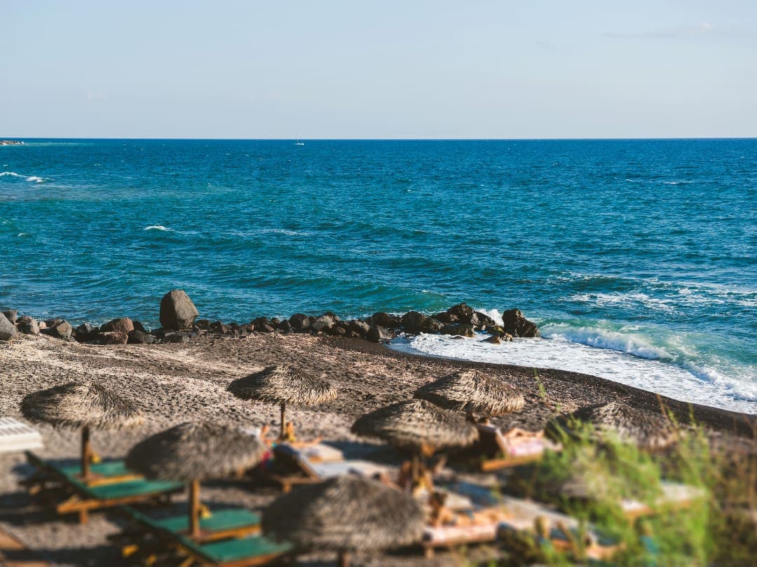 Entspannung pur am Eros Beach in Santorini