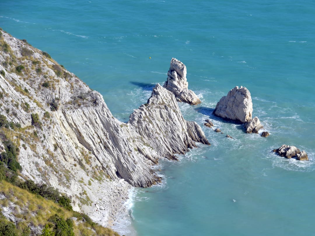 Spektakuläre Kulisse am Spiaggia delle Due Sorelle