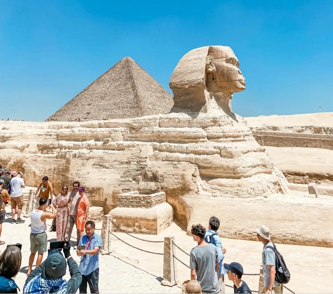Privater Kairo Ausflug ab El Quseir mit Flug – Besuch der Sphinx von Gizeh mit deutschsprachigem Guide und Touristen am berühmten Wahrzeichen Ägyptens