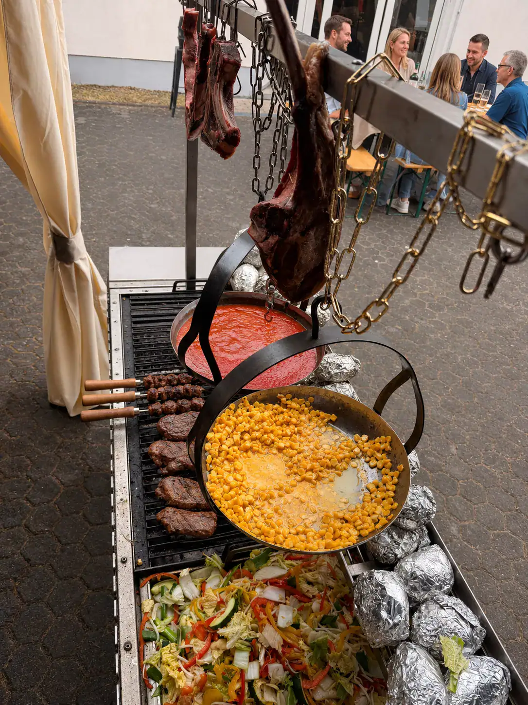 Maiskornpfanne m. Salzbutter, sizilianische Kirschtomatensauce, Steaks, Asia Gemüse, Folienkartoffeln und Grilldolche