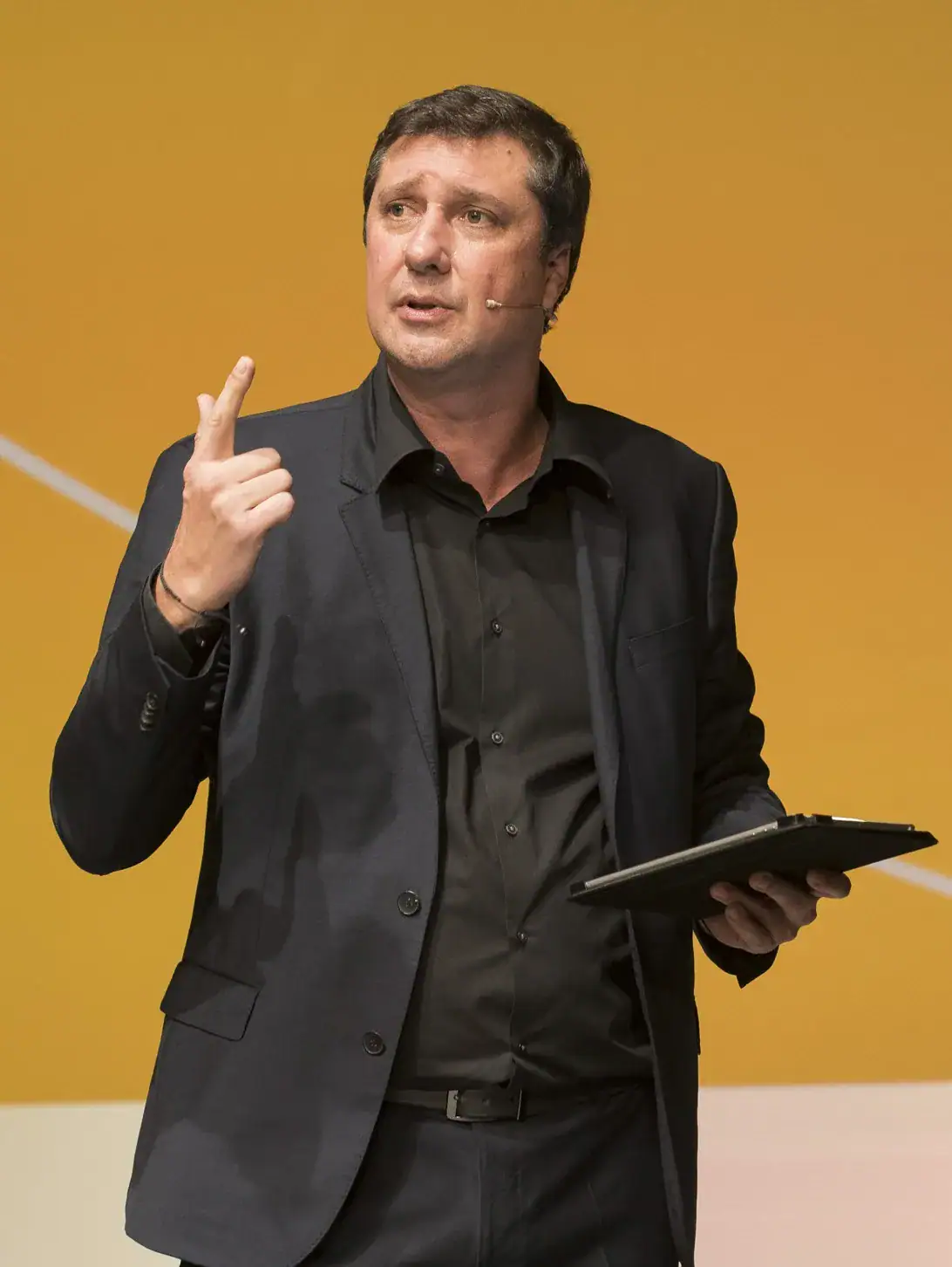 Yann Fernandez sur scène, tablette en main, pendant une convention Natran