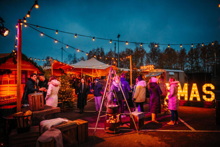 Winterplein met XMAS-letters