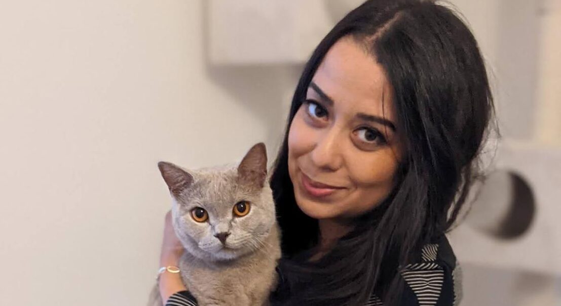 Ehrenamtliche Helferin von ATI Paw mit gerettetem Tier