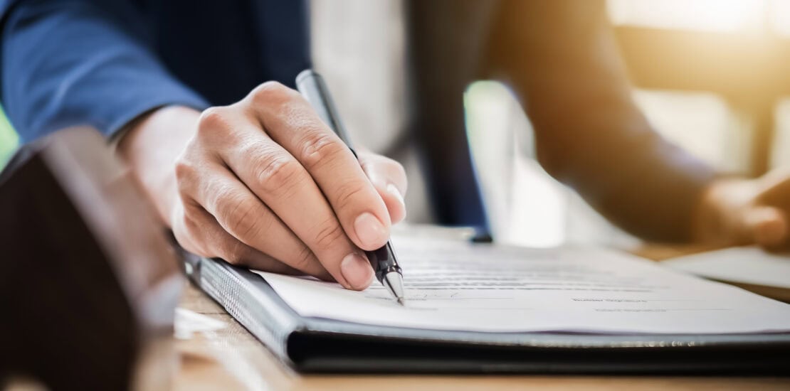 mano del professionista che firma documenti