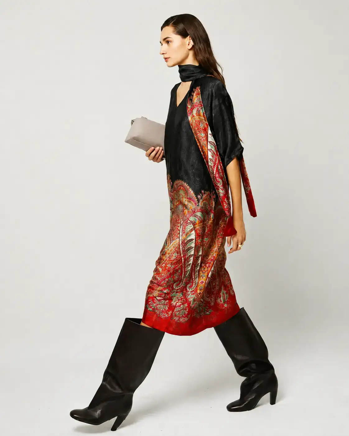 Vestido estampado de Monoplaza con diseño exclusivo y detalles textiles característicos de la firma española representada en España.