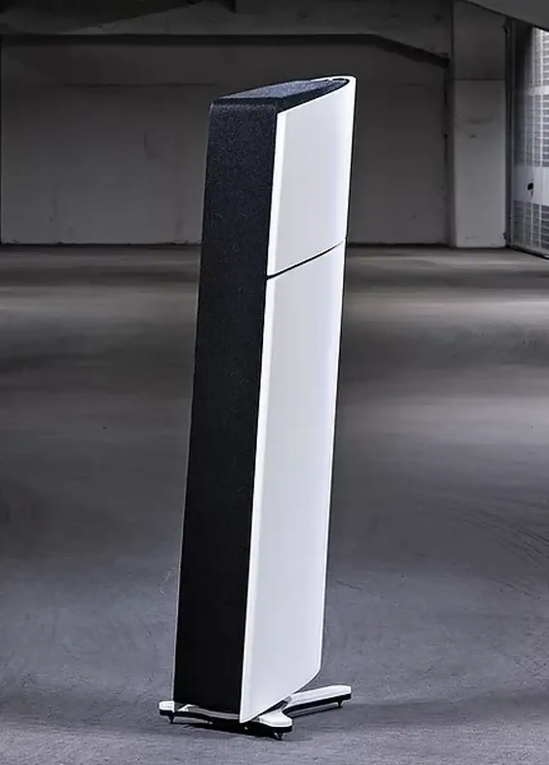 Aequo Audio Stilla hybrides vue rapprochée dans un garage en béton