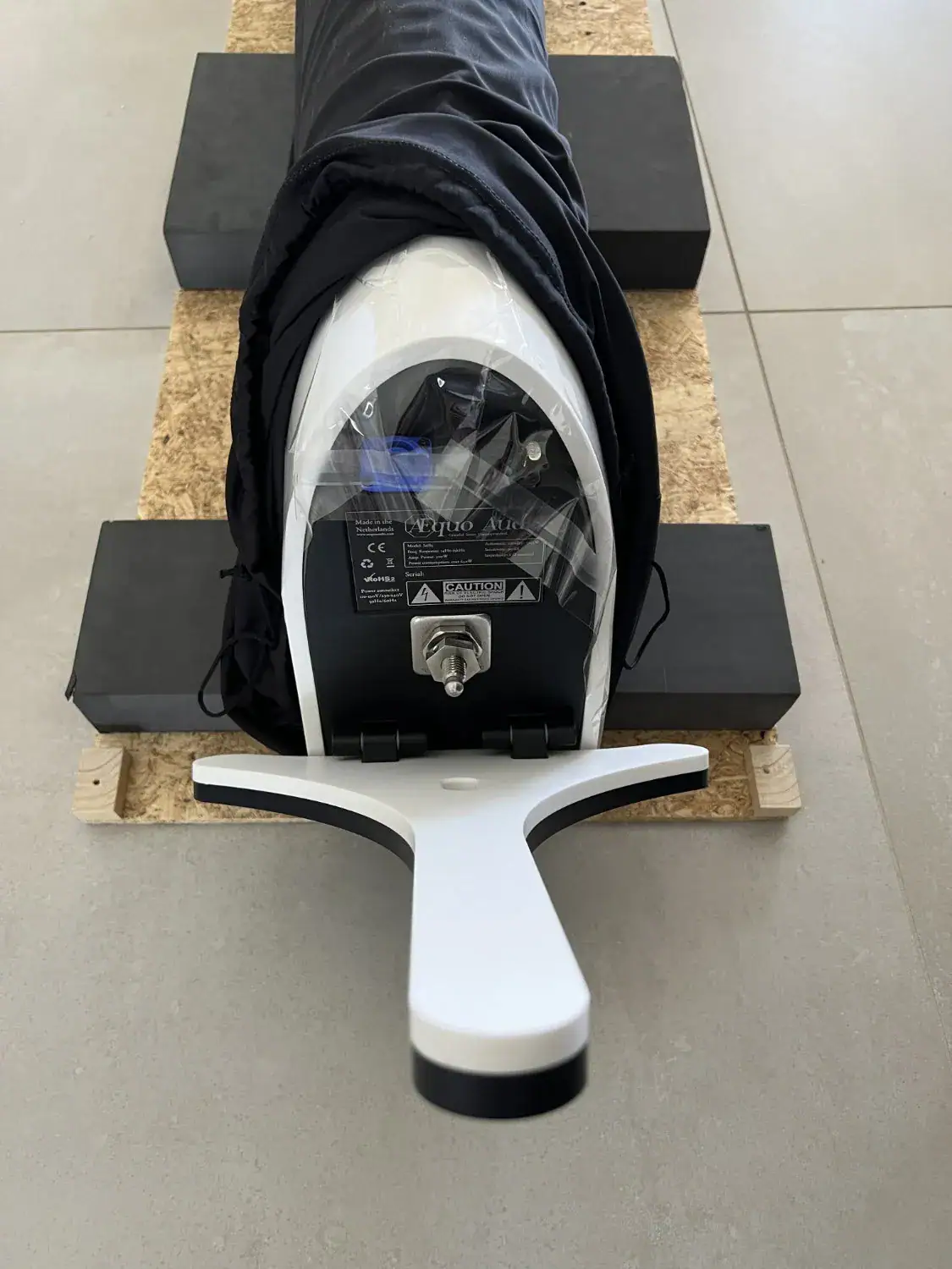 Aequo Audio Stilla actives vue de dessous pendant le montage