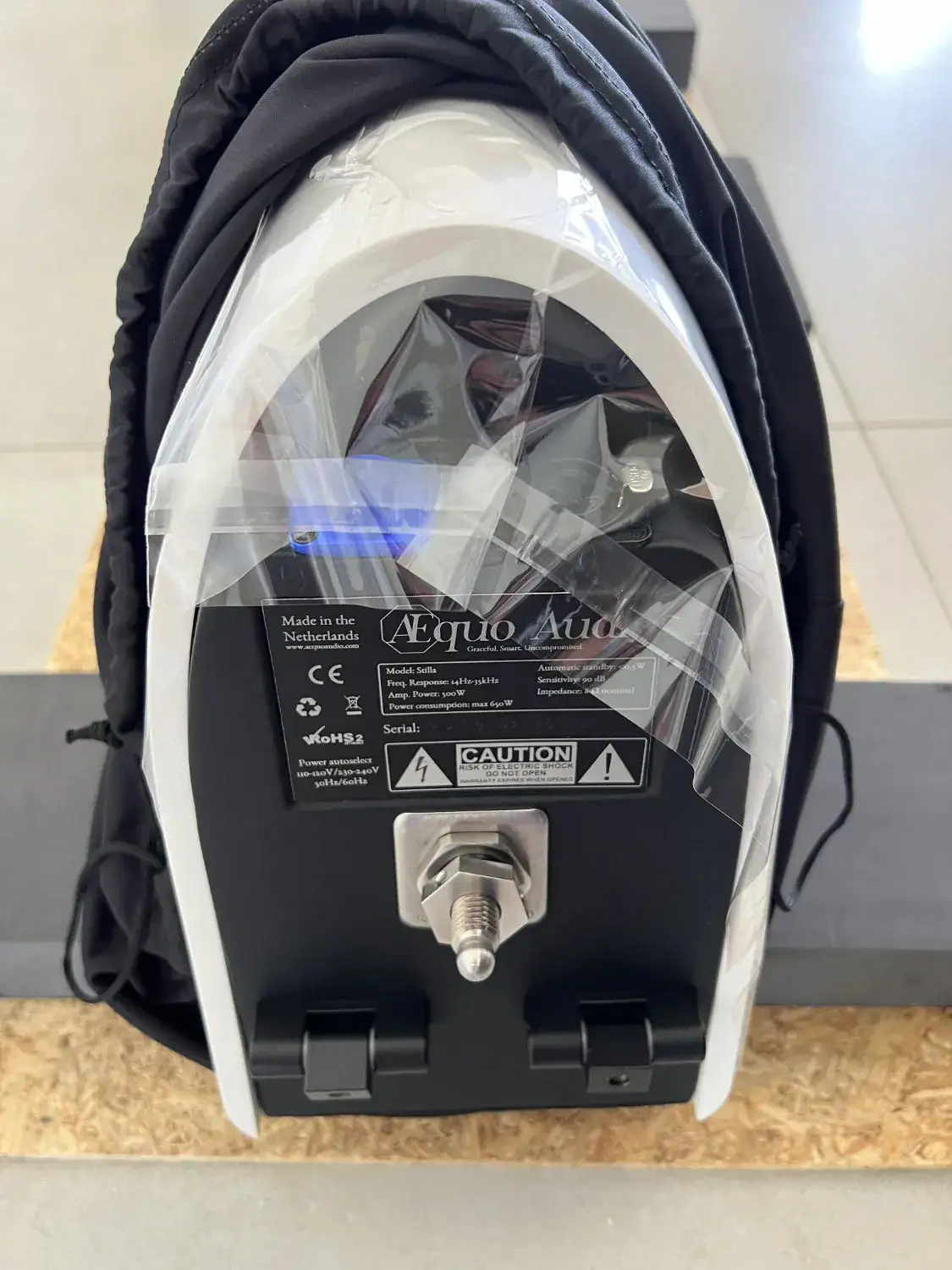 Aequo Audio Stilla actives vue du bas avec le réglage du pied