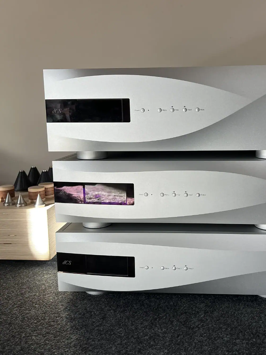 Ensemble DCS Vivaldi avec le DAC Apex, l'horloge et l'upsampler/streamer en plan "large"