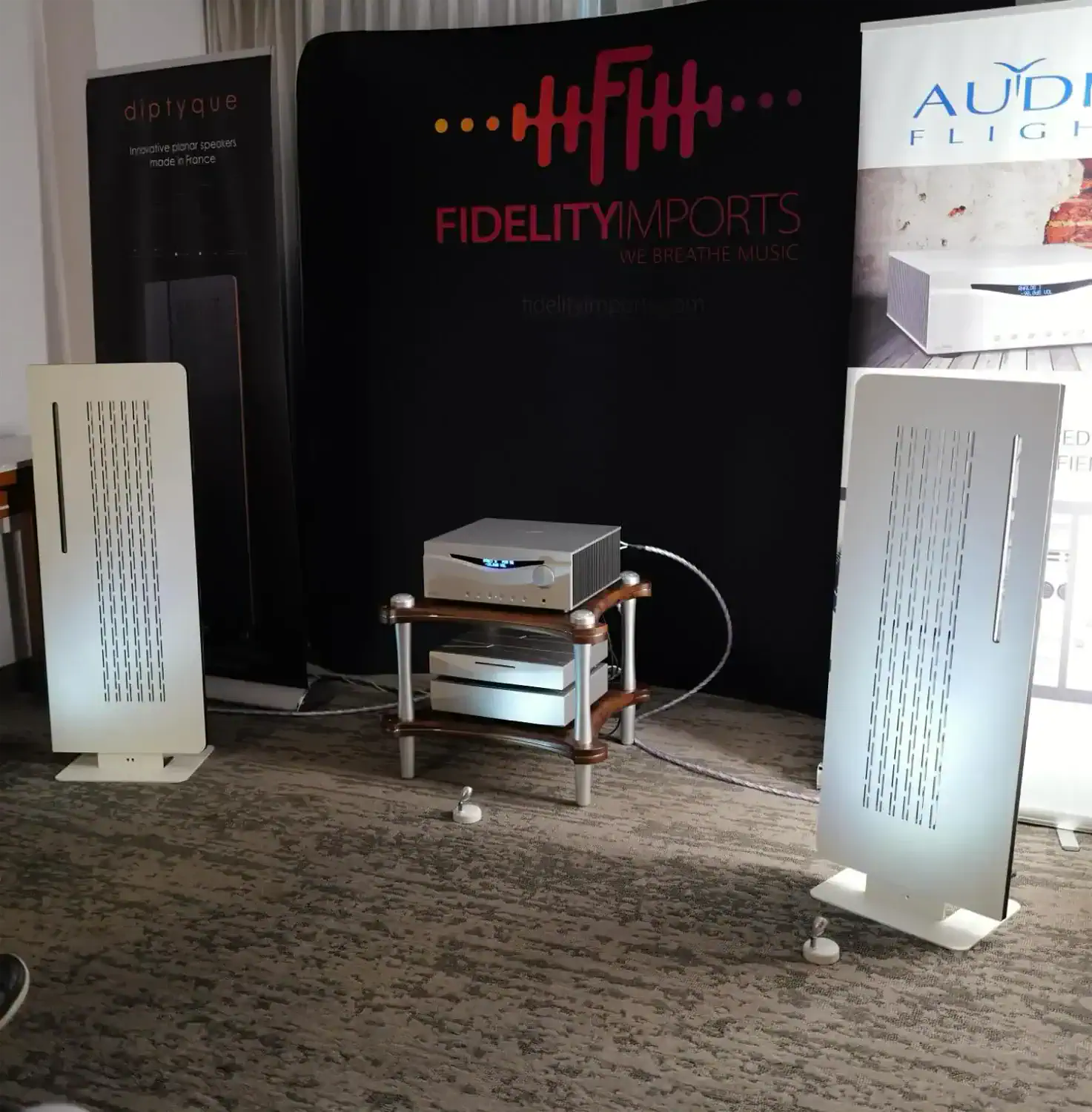 Paire de Diptyque Audio DP 115 blanches sur le salon américain AXPONA de 2024