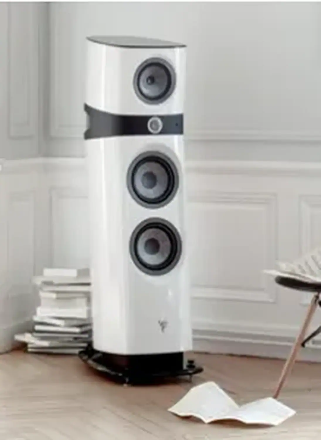Focal Sopra N3 Carrara White dans un salon avec moulures au mur et parquet au sol