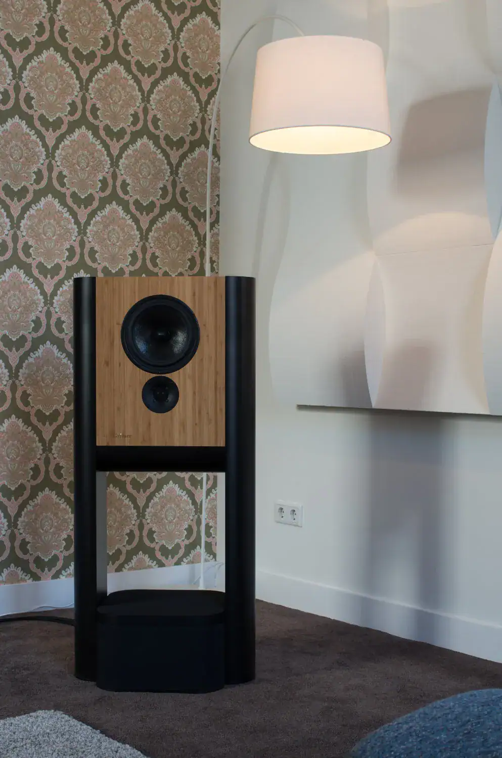 Grimm Audio LS1a en situation en finition bois vue de face