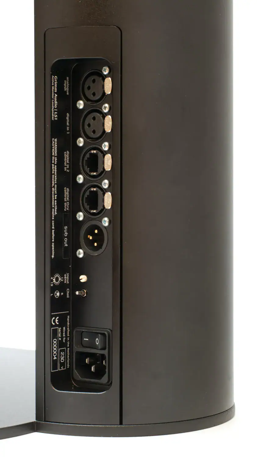 Grimm Audio Ls1v2 détail des connecteurs situés dans le pied