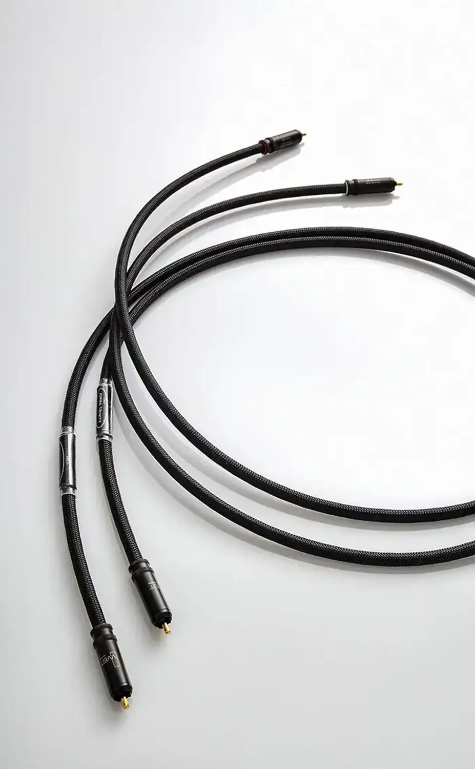 Jorma câble modulation RCA Trinity câbles enroulés sur une surface blanche